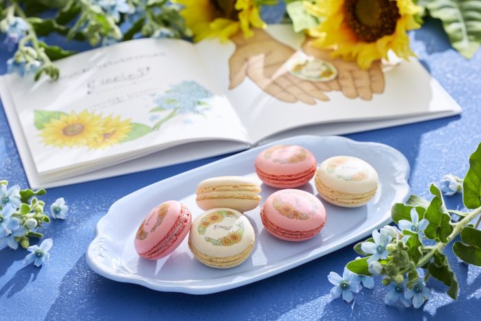 ブールミッシュと鴨志田和泉氏がコラボ!ひまわりとブルースターのリースが描かれた第6弾となる『ピースフルマカロン』が販売中