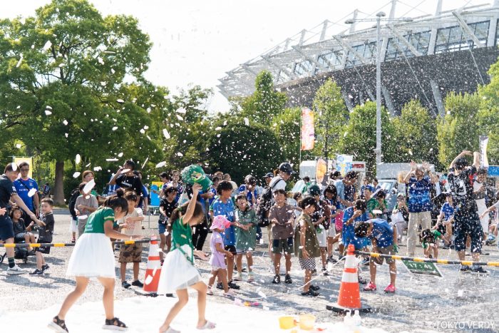 元気いっぱいの子どもたちが大はしゃぎ! 水しぶきと笑顔があふれる東京ヴェルディの夏イベント「サマースプラッシュ2025」開催