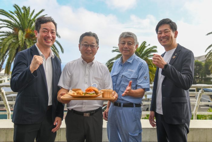 サステナブルな新ご当地グルメ「勝浦ブルーバーガー」を試食! 未利用魚を使った“さんが焼きバーガー”の味わいは?
