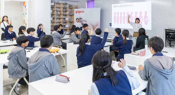 中学生がAI動画や赤ちゃん川柳で赤ちゃんについて学ぶ　ピジョンが“育児の早期教育”として提供する「赤ちゃんを知る授業」