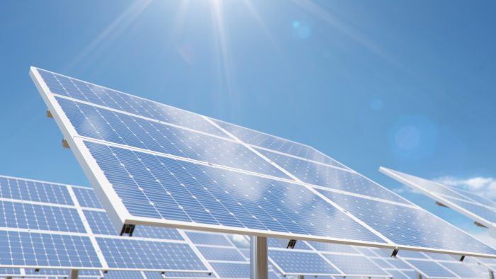 省エネ法改正で企業の太陽光導入は加速するのか? 意欲72%の一方で立ちはだかる“導入できない理由”とは