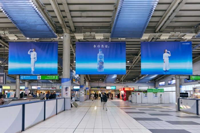 上白石萌音×神木隆之介「水の名は。」特別広告が品川駅に登場！ 新CMとの連動で描く“水の物語”