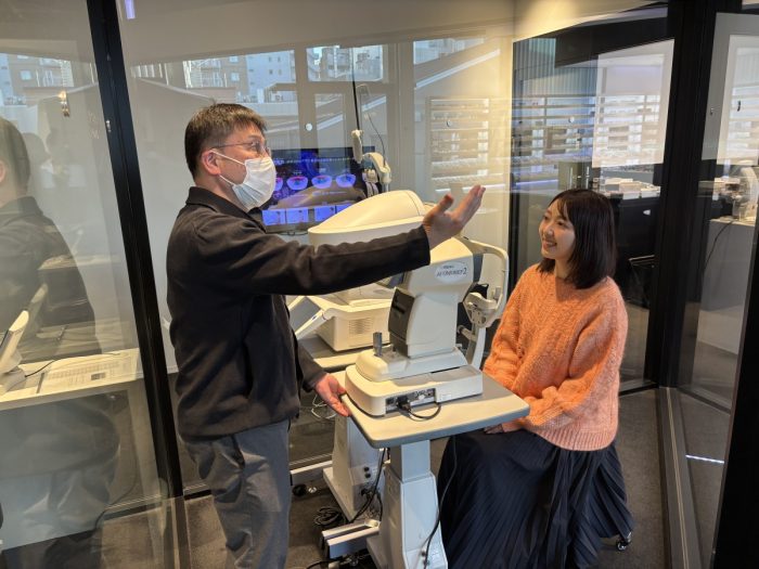 三宅香帆がメガネ作りを体験! 新レンズで確かめた“見え心地”