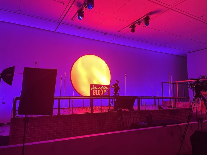 麻布台ヒルズで「ジョニーウォーカー ブロンド」の没入型イベント開催！ CMセットを再現した空間で新スタイルを体験