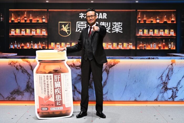 バーテンダー姿の松岡昌宏が華麗なシェイカー捌き! 原沢製薬「ネオレバルミン錠」新CMが放映開始