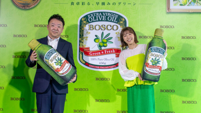 オリーブオイルで食卓をアートに! 若槻千夏が名作「てるこの喜び」を披露した『BOSCO OLIVE OIL 味わうアート展』オープニングイベント開催