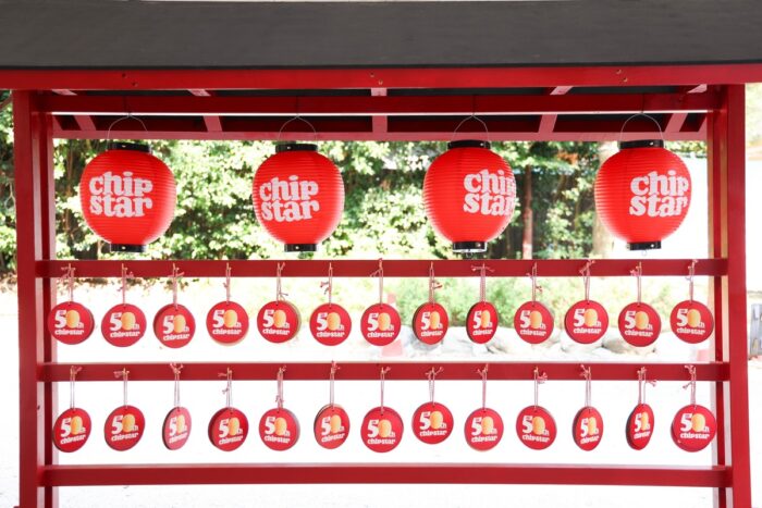 チップスター50周年、京都・下鴨神社の夏祭りに赤いちょうちんの屋台が登場