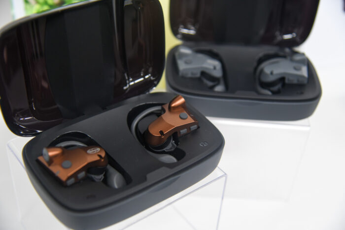 市場成長中のオープンイヤー型集音器市場にユーキャンが新モデル投入! スマホいらずの「テルマホン」で“自然な聞こえ”をサポート