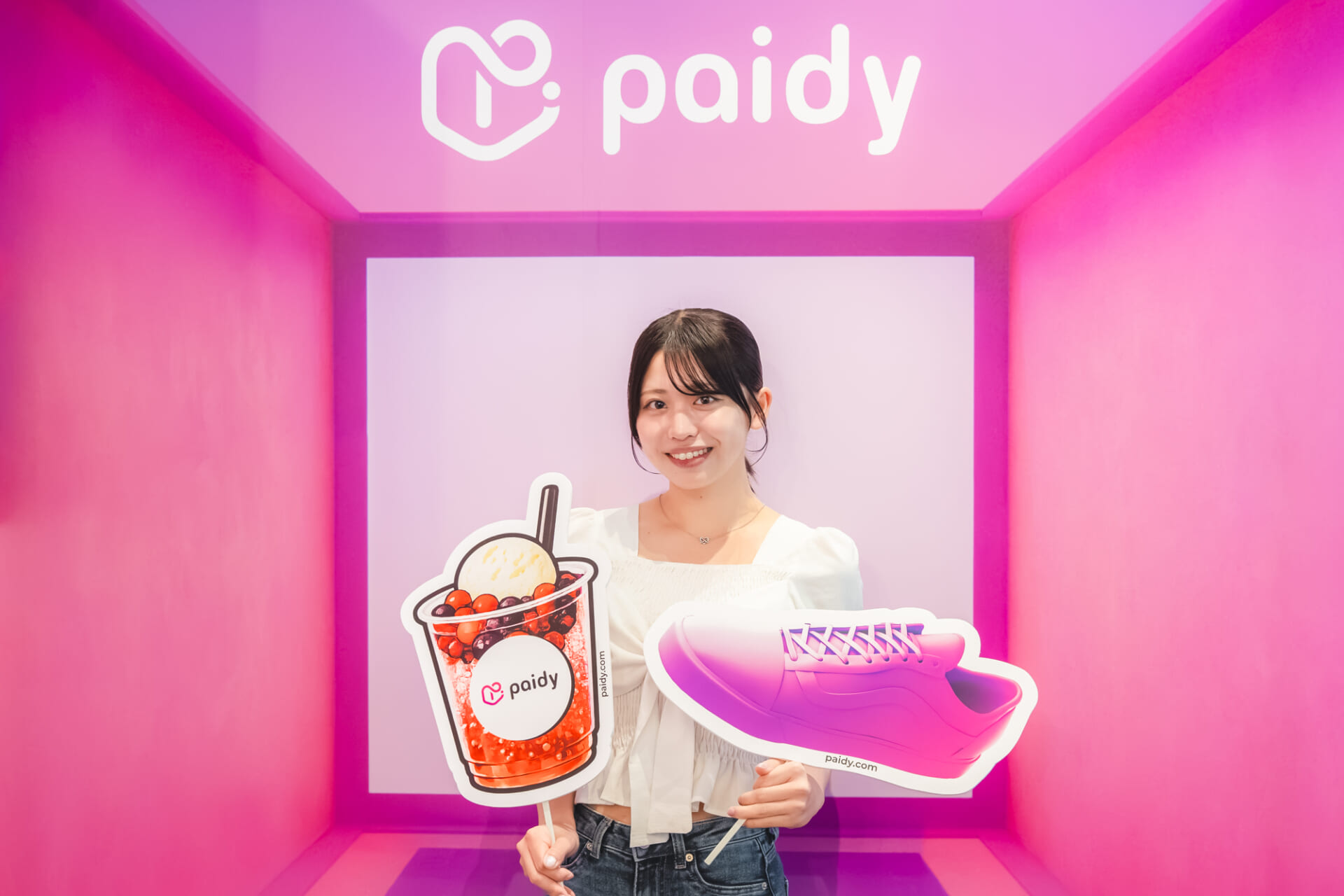 菊池風磨さんの巨大ポスターも！あと払いサービスの「ペイディ」、原宿の⼈気カフェとコラボした「Paidy Cafe – 夢を叶える場所 -」を期間限定オープン
