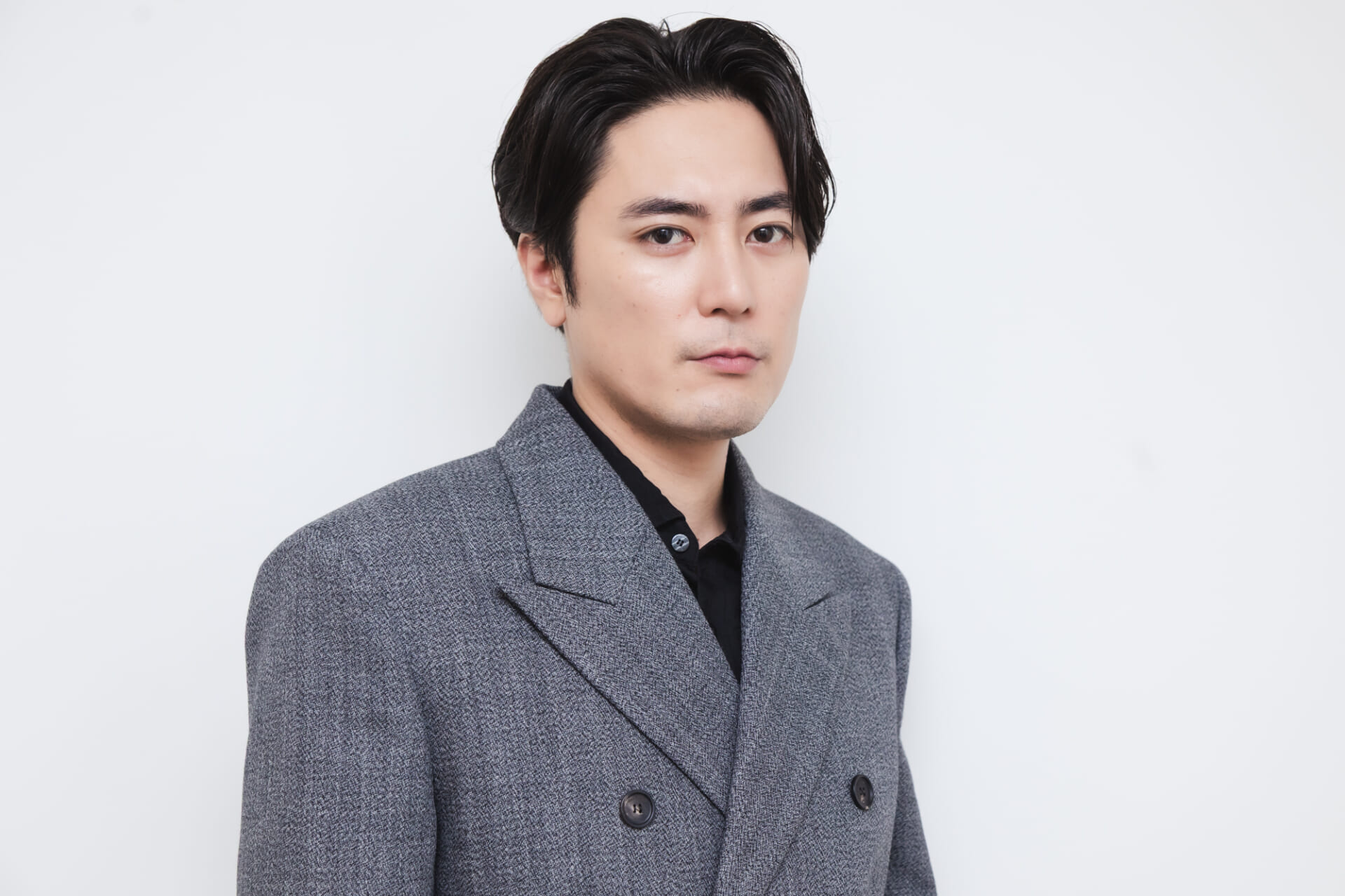 【インタビュー】間宮祥太朗、「小栗旬は撮影現場にいるべくしている人」 映画『バッド・ルーテナント:トウキョウ』公開