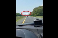 【動画】高速道路を走行中にセスナがまさかの着陸！？想定外の出来事が話題に！