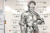 生徒に向けてホワイトボードに描いた甲冑と武者鎧の精度がスゴイ！「一瞬で絵の虜になる」