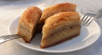 トルコのデザート「バクラヴァ」とは？バターたっぷりのパイ生地に砂糖がしみしみのあま〜いお菓子です！！