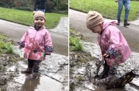 水たまりに入ってパシャパシャ！満面の笑みを浮かべ泥遊びを楽しむ幼い女の子、楽しみすぎてお顔にも泥が跳ねちゃっています！！
