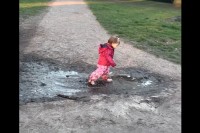 水たまりでパシャパシャ！幼い女の子は服に泥が跳ねたりかかったりするのも気にせず、夢中になって遊んでいます！！