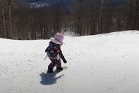 スノーボードで巧みに滑る5歳の女の子。その滑り方はなかなかにかなり個性的？！【アメリカ・動画】