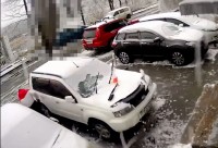 【衝撃動画】車の雪を払っていたら・・・数秒後に信じられない悲劇が発生しました！