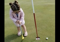 ゴルフを満喫中の女の子！なかなかパターは決まりませんが、めいっぱい楽しんでいます！！