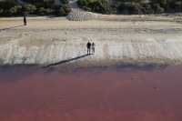 西オーストラリアにあるハットラグーンがスゴい！空撮するとその水の色はなんとピンク色！？【海外・動画】
