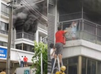 ミャンマーで火災現場に取り残された男の子を一般人が協力して救出 ！救出活動に関わった全員が警察と消防から表彰