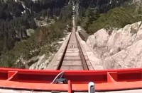 ジェットコースターのようなケーブルカー！スイスの絶景に向かって急斜面を一直線に下っていきます！！【海外・動画】