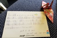 ANAの機内で日本語を勉強していたら、客室乗務員から手紙が…。その内容に海外で称賛の声！
