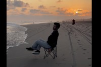 夕暮れ時のビーチ。波打ち際にチェアを置いてくつろごうとした男性ですが、座った直後に思わぬ事態に！！