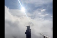 流れる雲の中で映える動画を撮ろうとした女性。ところが風が強すぎてハプニング映像に！【海外・動画】