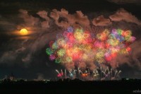 日本屈指の『長岡花火』と満月をおさめた一枚の写真が話題に！「鳥肌が立ちました」「幻想的で素敵すぎます」