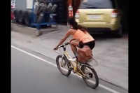 脅威のバランス感覚！自転車に乗った女性が頭にボトルを乗せている！？さらに立ち乗りまで！！【海外・動画】