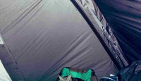 テントで寝ていたら足元に重さを感じる・・・。恐る恐る写真を撮ってみると・・・、そこにいたのはなんと？！？！