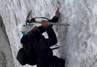 ピッケルを使って雪山に挑む登山家と思ったら・・、角度マジックだった！！【海外・動画】