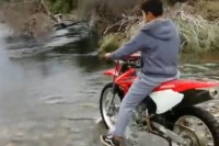 【おバカチャレンジ】やめときゃいいのに！調子に乗ってバイクで川を渡ろうとチャレンジした結果･･･