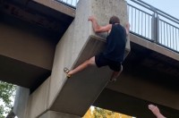 歩道橋の橋脚でクライミング！傾斜面も垂直の壁も鍛えた体であっという間に登っていく！！【海外・動画】