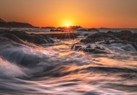 新潟の海で撮影した夕日に反響！「日本海の迫力がすごい」「波の躍動感がたまりません」
