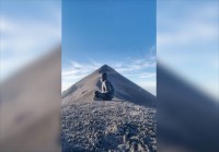 【衝撃の展開】山で瞑想中の男性。その後ろで目を疑うような事象が発生しました！！