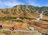 富山県・立山の紅葉を撮影した動画に反響！「色のコントラストがすごくいい」「絶景パノラマビューに感動！」