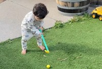 将来はスーパープレイヤー！？ゴルフクラブを構える幼い男の子が高速連続ショットを成功させました！！【海外・動画】