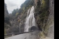 スペインの驚きの道路。滝に向かって道が伸びている！？【海外・動画】