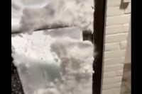 ノルウェーの脅威の豪雪。閉じたドアの僅かな隙間から入り込んでいるうえに、ドアが開かないほど積もっています！！【海外・動画】