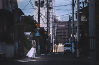 インパクトがあり過ぎて視線が奪われる・・。仙台の街中で撮影されたポートレート写真の背景にそびえるのは仙台大観音！！