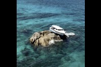 美しくも恐ろしい事故現場。エメラルドグリーンの海には座礁したボートが！！【海外・動画】