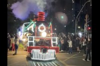 クリスマスのブラジルの街を彩るのはツリーではなく・・、クリスマスデコレーション機関車！！【海外・動画】