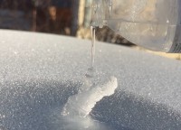 いったいどれだけ寒いのか・・。氷に水をかけたらどんどん氷柱が伸びていく！！【アメリカ・動画】