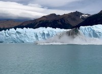 新たな氷山誕生！？青く神秘的なペリト・モレノ氷河に海面から黒い氷山があらわれた！！【海外・動画】