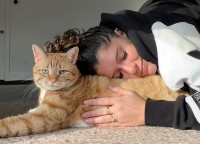 猫の背中に抱き着いて幸せなもふもふタイムと思ったら・・。猫はだっこの気分じゃなかったみたい【アメリカ・動画】