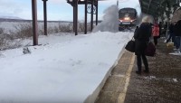 線路には大量の新雪！雪を巻き上げるカッコイイ列車を撮影したかったのに大惨事に！