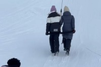 リフトの意味は！？スキー板も無しでリフトに乗った子供たちがゲレンデを小走りでのぼっていく！！