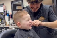 バリカンがくすぐったい！笑っちゃう男の子につられて理容師さんまで笑いが止まらなくなっちゃった！！【海外・動画】