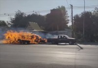 走行中のトラックが炎上！燃えているにもかかわらず、ドライバーが脱出せずに運転し続けた理由に感動！